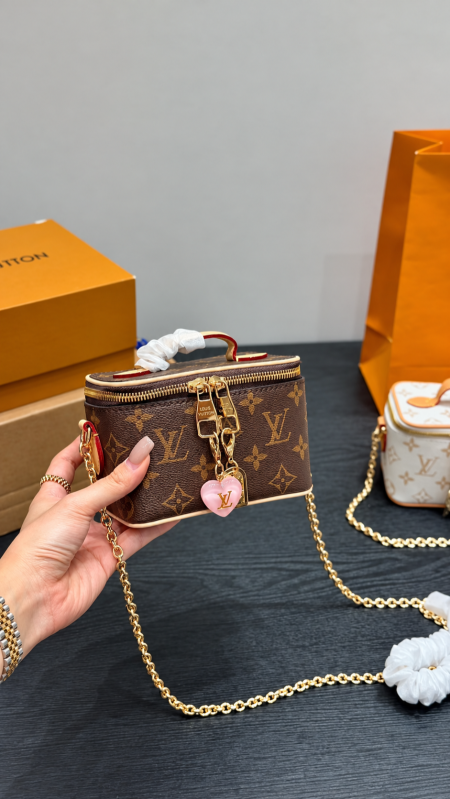 شنطة - Louis Vuitton Mini / شامل علبة الشركة والميدالية